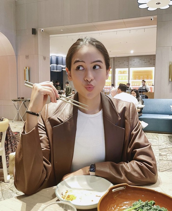 Gaya Cantik dan Elegan Maudy Ayunda Saat Ngopi dan Makan Burger Gaya Cantik dan Elegan Maudy Ayunda Saat Ngopi dan Makan Burger