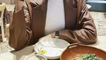 10 Gaya Stylish Maudy Ayunda Saat Makan Burger dan Ngopi Cantik
