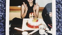 Kini berusia 27 tahun, dirinya sempat merayakan ulang tahun yang ke-25 di salah satu restoran gaya Jepang dengan fruitcake yang enak. Foto: Instagram @maudyayunda
