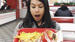 10 Gaya Stylish Maudy Ayunda Saat Makan Burger dan Ngopi Cantik