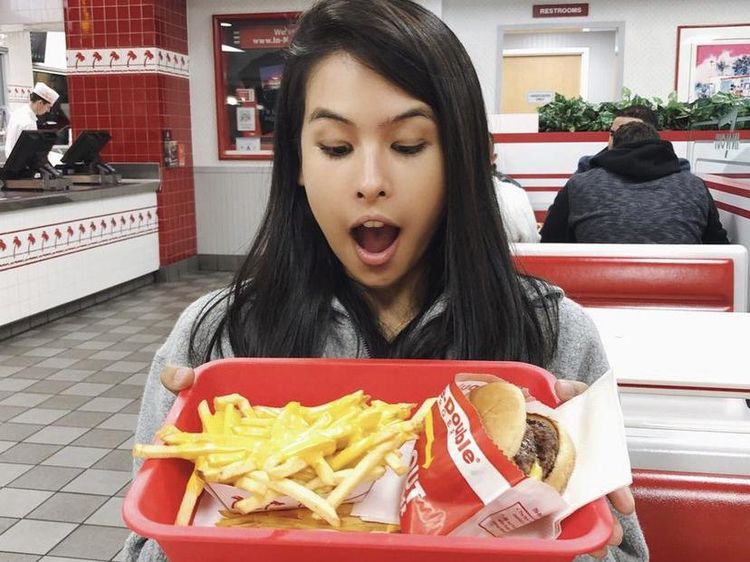 Gaya Cantik dan Elegan Maudy Ayunda Saat Ngopi dan Makan Burger