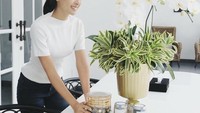  Kalau sedang berada di Indonesia, dirinya cukup sering menghabiskan waktu di rumah. Ia juga penggemar kue kering seperti nastar dan kastengel. Foto: Instagram @maudyayunda