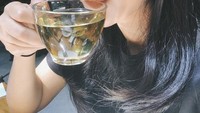  Ngeteh di sore hari, jadi cara aktris sekaligus penyanyi ini untuk bersantai. Ia memilih kafe kekinian ini sebagai tempat nyantainya. Foto: Instagram @maudyayunda