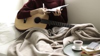 Ngopi sambil menciptakan lagu jadi caranya yang unik untuk mencari inspirasi nih. Terbukti Maudy memang aktris serba bisa. Foto: Instagram @maudyayunda