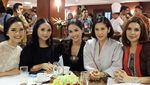 10 Gaya Stylish Maudy Ayunda Saat Makan Burger dan Ngopi Cantik