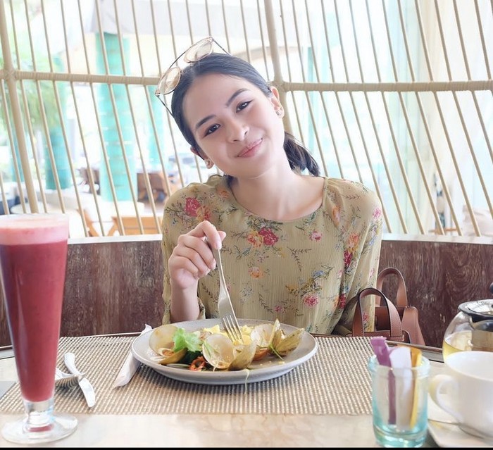 Gaya Cantik dan Elegan Maudy Ayunda Saat Ngopi dan Makan Burger
