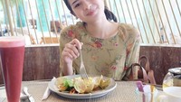  Terakhir ini gaya santai Maudy Ayunda saat menikmati pasta dengan aneka seafood saat berlibur di Bali. Foto: Instagram @maudyayunda