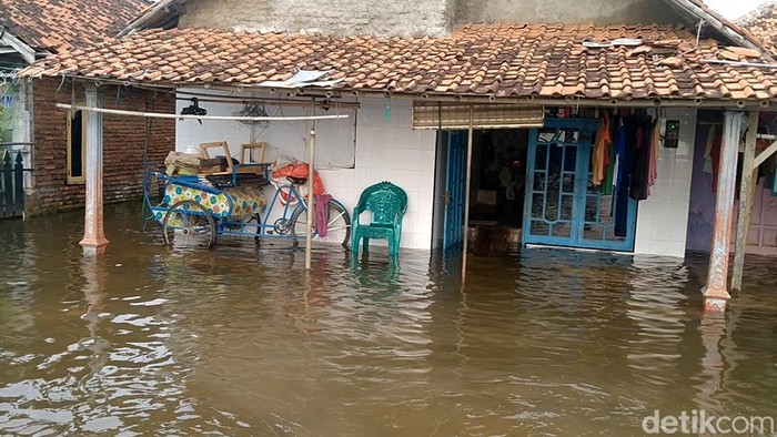 Gelombang pasang atau banjir rob di Pekalongan Utara, Kota Pekalongan, Senin (23/5/2022) sore.