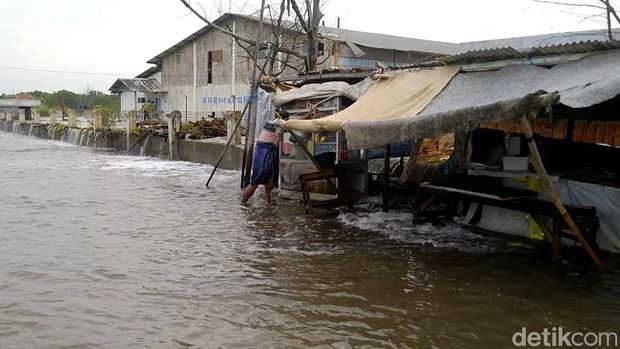 Gelombang pasang atau banjir rob di Pekalongan Utara, Kota Pekalongan, Senin (23/5/2022) sore.