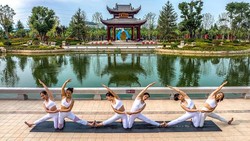 Banyak orang China percaya yoga dapat membuat mereka bugar, fleksibel, dan sehat. Warga China biasanya mencari tempat yang tenang dan nyaman untuk berlatih Yoga