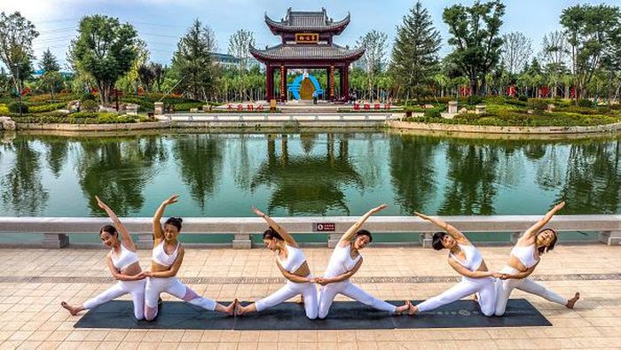 YUNCHENG, CHINA - MAY 22: Yoga enthusiasts practice yoga at a park on May 22, 2022 in Yuncheng, Shanxi Province of China. (Photo by Xue Jun/VCG via Getty Images)