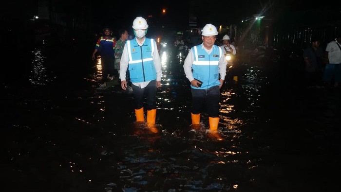 General Manager PLN UID Jateng & DIY, M. Irwansyah Putra meninjau lokasi rob di Semarang, Senin (23/5/2022).
