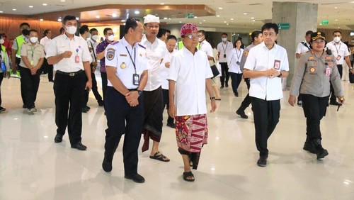 Gubernur Bali, Wayan Koster meninjau Terminal Domestik Keberangkatan dan Kedatangan di Bandara Internasional I Gusti Ngurah Rai, Badung, pada Senin 23 Mei 2022.