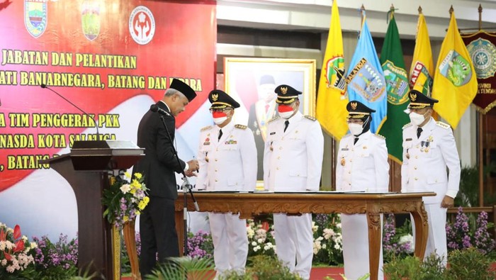 Gubernur Jateng Ganjar Pranowo melantik 4 penjabat kepala daerah, yakni Salatiga, Banjarnegara, Batang, dan Jepara. Pelantikan digelar Minggu (22/5/2022) malam.