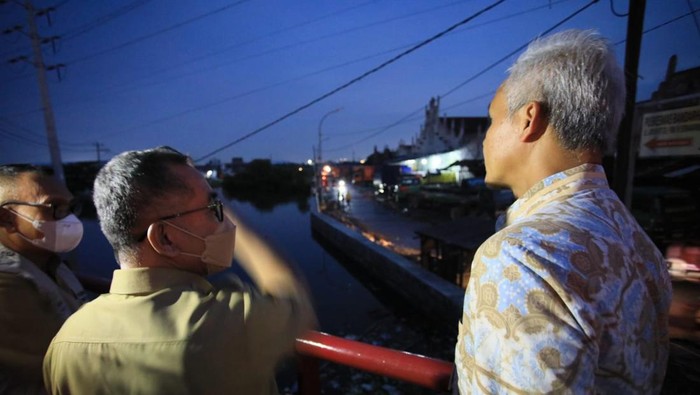 Gubernur Jawa Tengah Ganjar Pranowo (paling kanan) meninjau lokasi banjir rob di Jalan Ronggowarsito Semarang, Senin (23/5/2022).