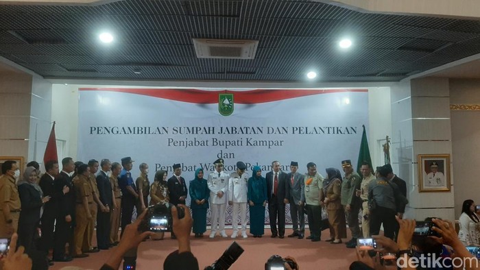Gubernur Riau Syamsuar  melantik Pj Wali Kota Pekanbaru dan Pj Bupati Kampar.