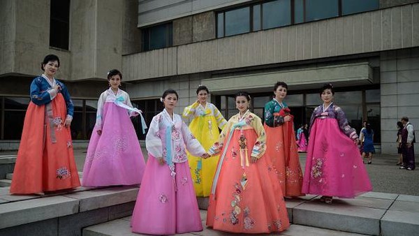 Desain umum hanbok bertujuan untuk menciptakan aliran garis dan sudut yang halus. Keseimbangan baerae (garis bawah lengan jaket) yang melengkung dengan sudut tajam dongjeong (lapisan putih berkerut pada kerah jaket) menggambarkan kelembutan dan keanggunan estetika tradisional Korea. (Getty Images) Desain umum hanbok bertujuan untuk menciptakan aliran garis dan sudut yang halus. Keseimbangan baerae (garis bawah lengan jaket) yang melengkung dengan sudut tajam dongjeong (lapisan putih berkerut pada kerah jaket) menggambarkan kelembutan dan keanggunan estetika tradisional Korea. (Getty Images)