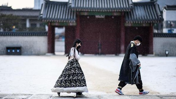 Hanbok tradisional memiliki warna yang sesuai dengan lima elemen teori yin dan yang. Putih melambangkan logam, merah api, biru kayu, hitam air dan kuning tanah. (Getty Images) Hanbok tradisional memiliki warna yang sesuai dengan lima elemen teori yin dan yang. Putih melambangkan logam, merah api, biru kayu, hitam air dan kuning tanah. (Getty Images)