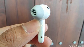 Bentuk eardbuds cukup inovatif dengan desain semi-in-ear yaitu bentuknya lebih masuk ke lubang telinga dibantu dengan karet silikon yang lembut. Ketika dipakai, earbuds tidak jatuh saat kepala digoyang-goyangkan. Foto: Fitraya Ramadhanny/detikcom