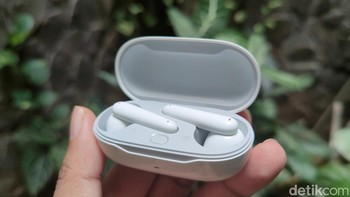 Huawei FreeBuds SE berukuran 38,1 x 20,7 x 20,5 mm dengan beratnya 4,7 gram. Casing wadah TWS ini lonjong melengkung, 70 x 35,5 x 27,5 mm. Beratnya 35 gram, mudah dimasukan ke dalam tas atau saku celana. Foto: Fitraya Ramadhanny/detikcom