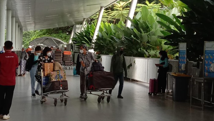 Ilustrasi kunjungan wisatawan ke Lombok melalui Bandara Internasional Lombok.