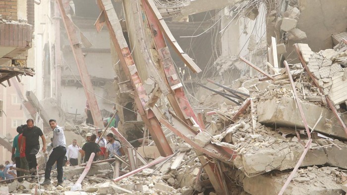 Iranian first responders and civilians gather at the site of a ten-storey building collapse in Abadan, Iran May 23, 2022. WANA (West Asia News Agency) via REUTERS ATTENTION EDITORS - THIS IMAGE HAS BEEN SUPPLIED BY A THIRD PARTY.