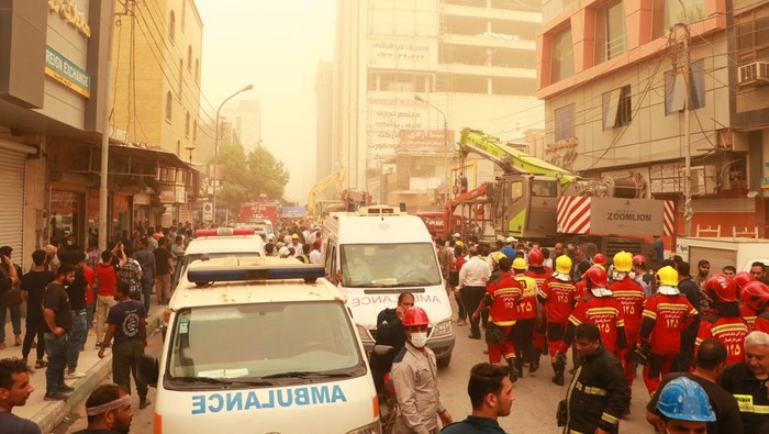 Iranian first responders and civilians gather at the site of a ten-storey building collapse in Abadan, Iran May 23, 2022. WANA (West Asia News Agency) via REUTERS ATTENTION EDITORS - THIS IMAGE HAS BEEN SUPPLIED BY A THIRD PARTY.