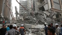 Begini penampakan gedung 10 lantai yang ambruk di kawasan Abadan, Iran, Senin (23/5/2022).