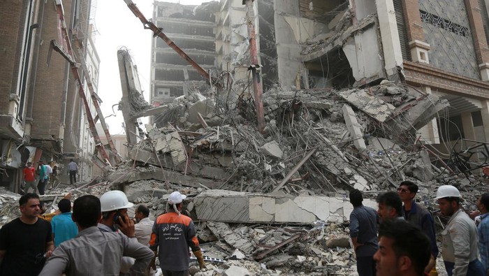 Iranian first responders and civilians gather at the site of a ten-storey building collapse in Abadan, Iran May 23, 2022. WANA (West Asia News Agency) via REUTERS ATTENTION EDITORS - THIS IMAGE HAS BEEN SUPPLIED BY A THIRD PARTY.