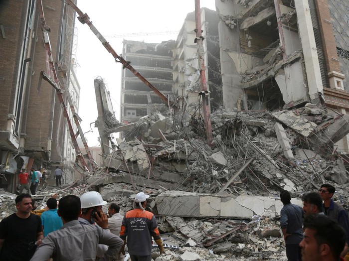 Iranian first responders and civilians gather at the site of a ten-storey building collapse in Abadan, Iran May 23, 2022. WANA (West Asia News Agency) via REUTERS ATTENTION EDITORS - THIS IMAGE HAS BEEN SUPPLIED BY A THIRD PARTY.