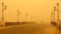 Badai pasir juga membuat jarak pandang di jalan-jalan perkotaan menjadi pendek.