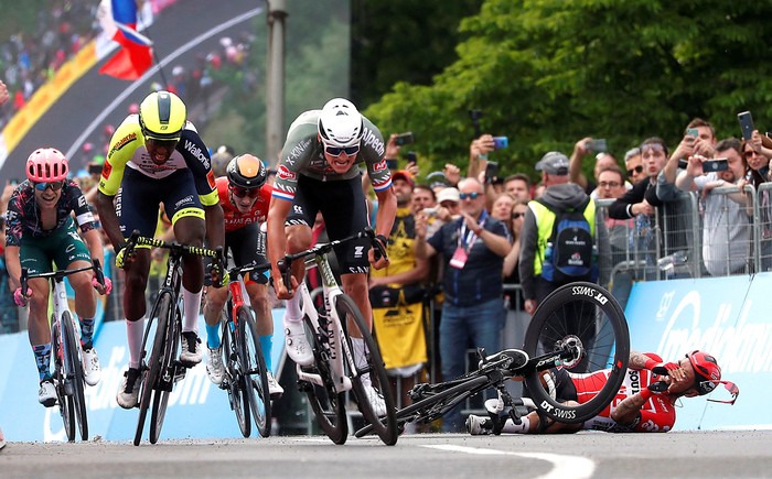 Italy Giro D'Italia Cycling The pack pedals during the fifth stage of the Giro D'Italia cycling race from Catania to Messina, Italy, Wednesday, May 11, 2022. (Fabio Ferrari/LaPresse via AP)