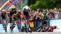 Pebalap tim Alpecin-Fenixs, Mathieu Van Der Poel (kanan) melakukan sprint sebelum menyentuh garis finish dan merebut jersey Maglia Rosa pada etape pertama Giro dItalia, di Budapest, Hungaria, Sabtu (6/5/2022). Hingga pekan kedua balapan, setidaknya tiga pebalap telah mengenakan jersey pink atau Maglia Rosa, jersey yang dikenakan pebalap tercepat. Masih ada satu pekan lagi untuk berebut Maglia Rosa tersebut. 