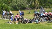 Para pebalap terjatuh dalam sebuah kecelakaan pada etape ke-15 Giro dItalia, Minggu (22/5/2022).  (Fabio Ferrari/LaPresse via AP)