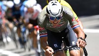 Pebalap tim Alpecin-Fenix, Mathieu Van der Poel berjuang total untuk merebut jersey pink, pada etape ke-12 Giro dItalia, (19/5/2022). (Fabio Ferrari/LaPresse via AP)