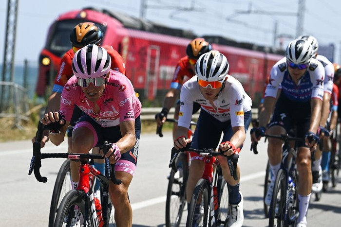 Italy Giro D'Italia Cycling The pack pedals during the fifth stage of the Giro D'Italia cycling race from Catania to Messina, Italy, Wednesday, May 11, 2022. (Fabio Ferrari/LaPresse via AP)