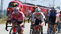 Pebalap Trek-Segafredo, Juan Pedro Lopez bekerja ekstra keras pada etape ke-10 Giro dItalia, (17/5/2022). Grand Tour ini akan berakhir pada Minggu (29/5) di Kota Verona, Italia. (Fabio Ferrari/LaPresse via AP)