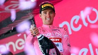 Pebalap Trek-Segafredo, Juan Pedro Lopez merayakan jersey pink Maglia Rosa, pada etape ketujuh Giro dItalia, Jumat (13/5/2022).  (Gian Mattia DAlberto/LaPresse via AP)