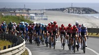 Para atlet melewati jalur tanjakan di samping pantai pada etape ke-6 sepanjang 192 km, (12/5/2022). (Fabio Ferrari/LaPresse via AP)