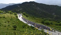 Trek pegunungan menjadi santapan para pebalap di etape kelima, Giro dItalia 2022, (11/5/2022). Tidak seindah di foto saat melalui trek ini dengan sepeda. (Fabio Ferrari/LaPresse via AP)