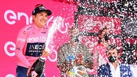 Pebalap tim Ineos Grenadiers, Richard Carapaz merayakan kemenangan podium setelah merebut jersey Maglia Rosa, Sabtu (21/5/2022).  (Massimo PaoloneLaPresse via AP)