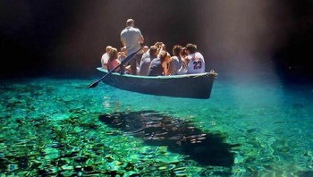 Perahu yang seolah-olah melayang, padahal mengapung di atas air yang bening.