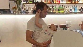 Seorang pria dan anak kecil. Itulah kenyataanya...