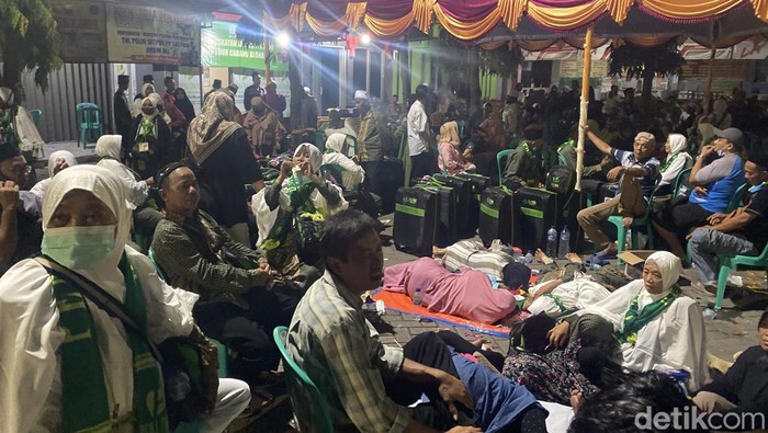 Jemaah umrah asal Blora sempat telantar tunggu bus, Minggu (22/5/2022)