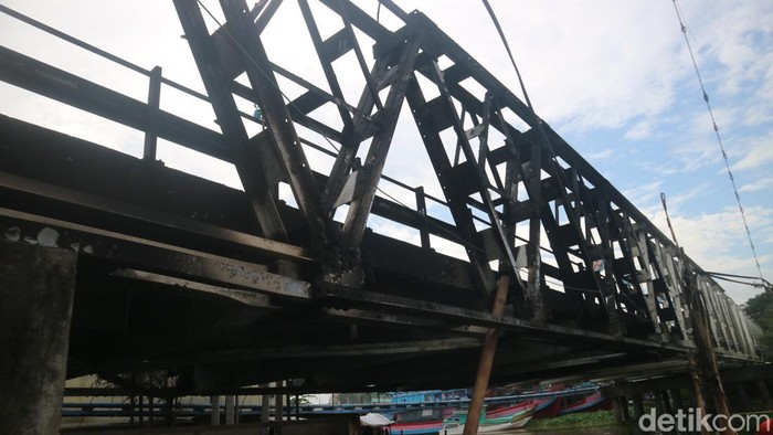 Kondisi jembatan Juwana, Pati, setelah kebakaran melanda bangunan liar di bawahnya.