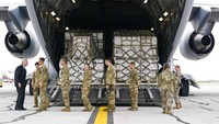 Pesawat kargo lepas landas dari pangkalan udara AS di Ramstein, Jerman, membawa lebih dari 35 ton susu formula bubuk untuk mengatasi kelangkaan susu formula di Amerika Serikat.  