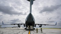 Awak C-17 Angkatan Udara mulai menurunkan muatan susu formula bayi di Bandara Internasional Indianapolis, Amerika Serikat, Minggu (22/5/2022) waktu setempat.  