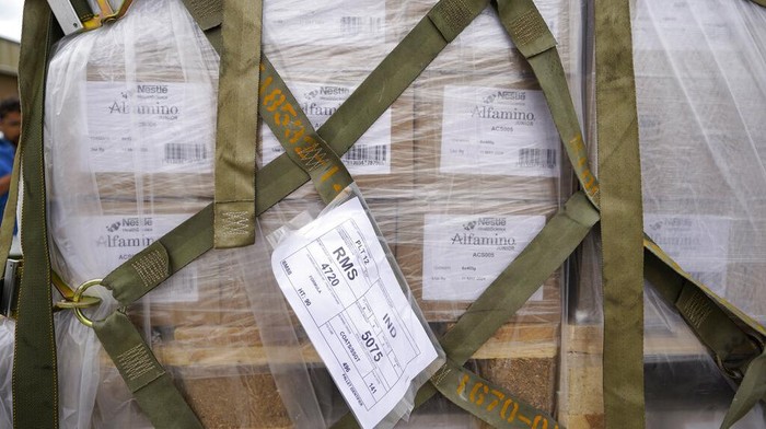 Jerman Kirim Puluhan Ton Susu Formula Bayi Untuk AS Pallets of baby formula are transfered to a truck after arriving on an Air Force C-17 at the Indianapolis International Airport in Indianapolis, Sunday, May 22, 2022. The 132 pallets of Nestlé Health Science Alfamino Infant and Alfamino Junior formula arrived from Ramstein Air Base in Germany. (AP Photo/Michael Conroy)
