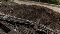Serangan udara Rusia tersebut juga menciptakan lubang besar di dekat kampus.