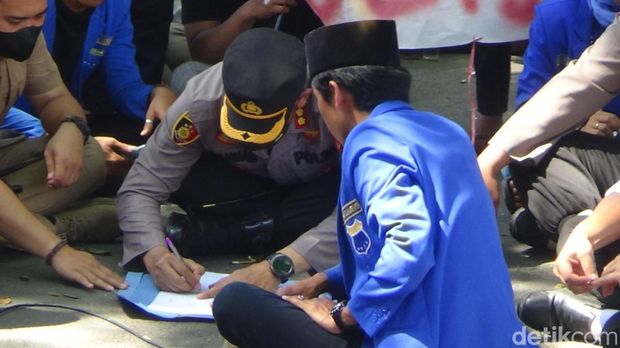 Kapolres Sumenep temui aktivis PMII yang sedang berunjuk rasa
